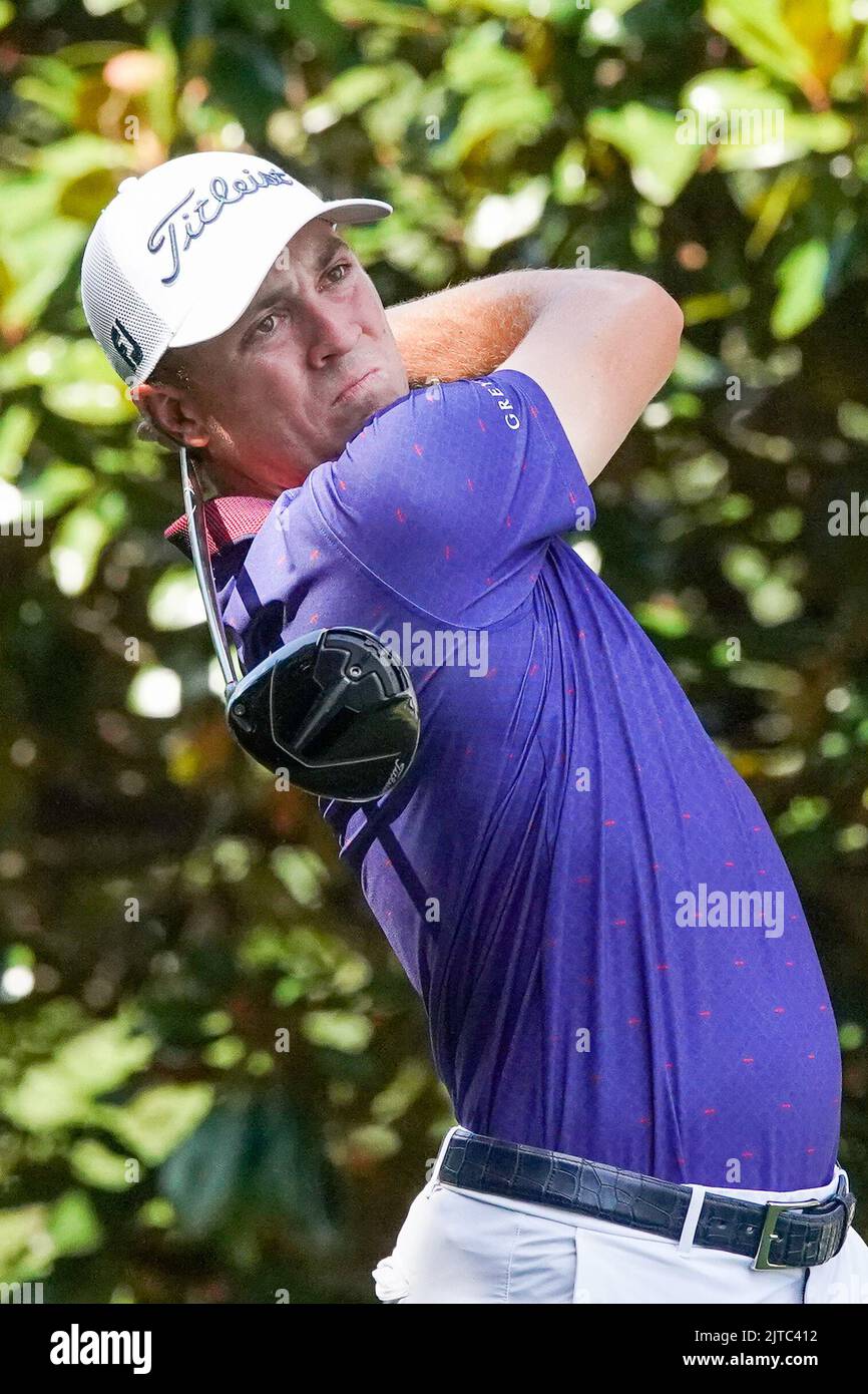 Atlanta, Georgia, USA. 28. August 2022. Justin Thomas schlägt das 13.-Loch während der Finalrunde der TOUR Championship im East Lake Golf Club ab. (Bild: © Debby Wong/ZUMA Press Wire) Stockfoto