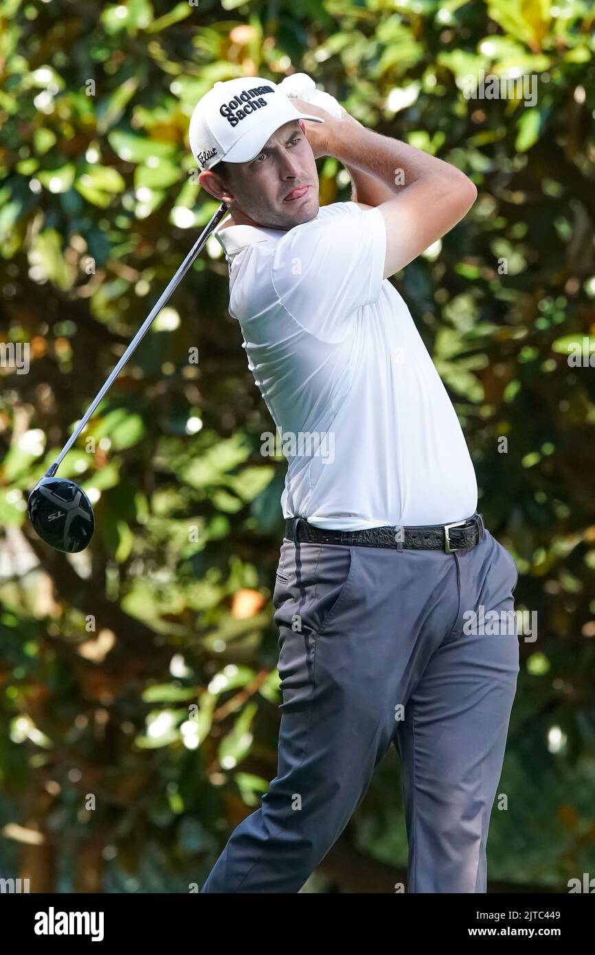Atlanta, Georgia, USA. 28. August 2022. Patrick Cantlay schlägt das 13.-Loch während der Finalrunde der TOUR Championship im East Lake Golf Club ab. (Bild: © Debby Wong/ZUMA Press Wire) Stockfoto