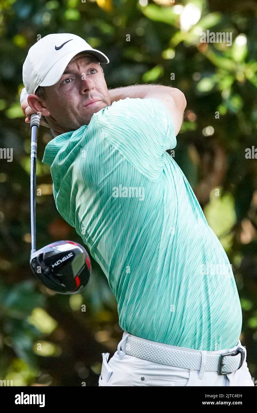 Atlanta, Georgia, USA. 28. August 2022. Rory McIlroy schlägt das 13.-Loch während der Endrunde der TOUR Championship im East Lake Golf Club ab. (Bild: © Debby Wong/ZUMA Press Wire) Stockfoto