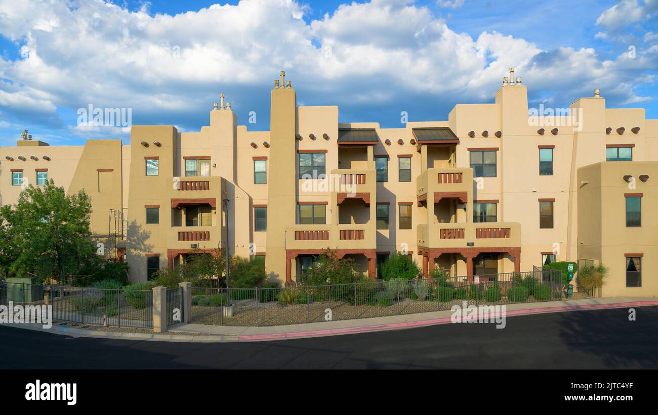 Alameda Ferienwohnungen unter blauem Sommerhimmel am Vegas Verdes Drive in Santa Fe, New Mexico Stockfoto