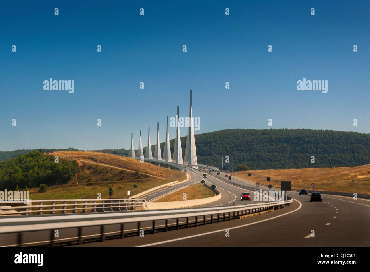 Millau Viadukt im Departement Aveyron an einem sonnigen Tag Stockfoto