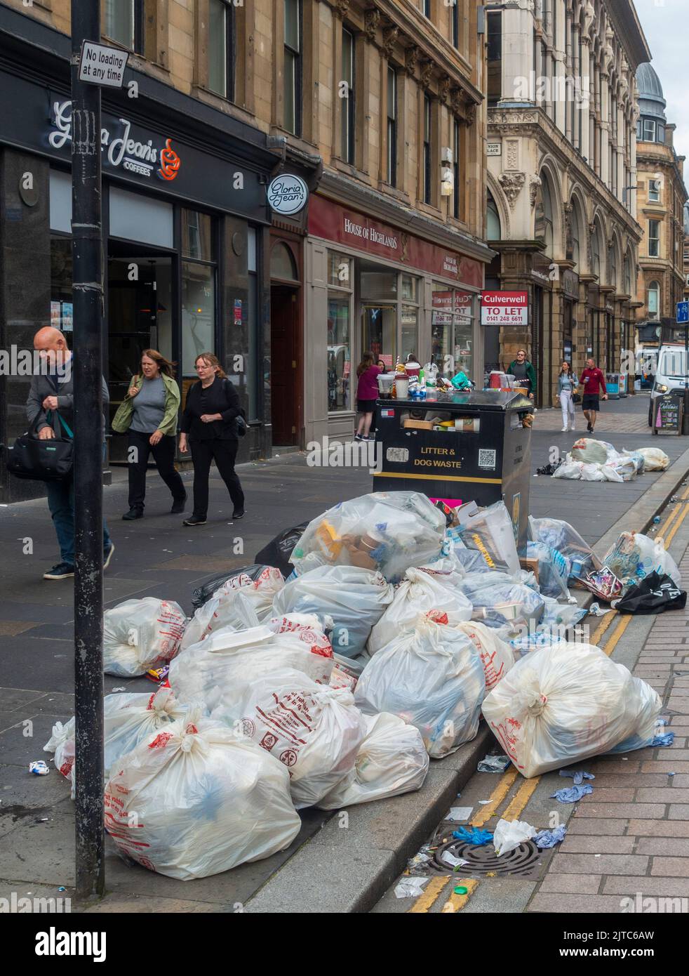 Überfließender Abfalleimer mit vielen vollen Plastiktüten auf dem Bürgersteig in der Gordon Street, im Zentrum von Glasgow, während eines Streiks von Müllsammlern des Rates. Stockfoto