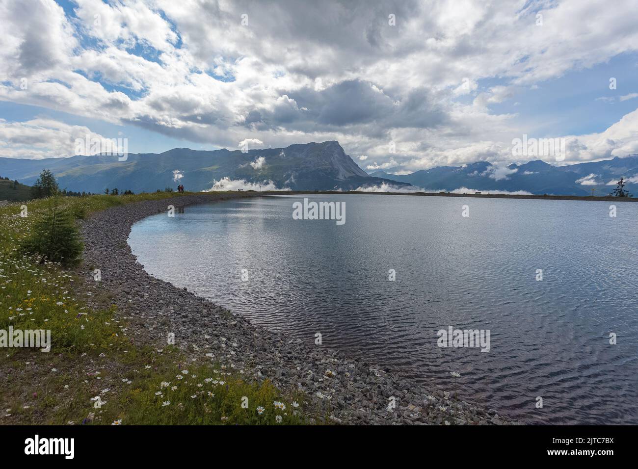 Kleiner alpiner See mit Gipfeln der schweizerisch-italienischen Grenze Stockfoto