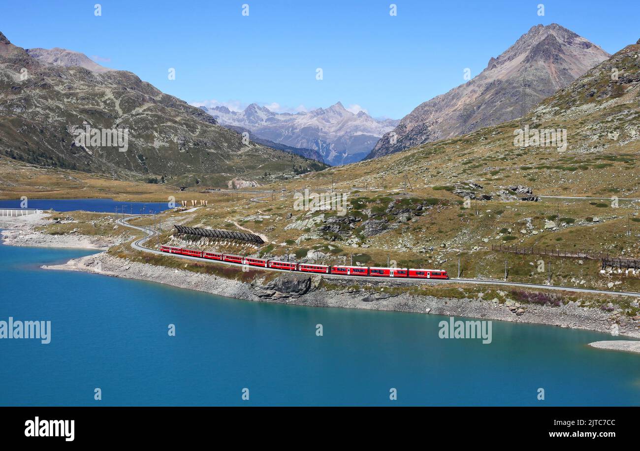 3513 fährt am 22,8.22 entlang der Rhätischen Bahn bei Ospizio Bernina. Stockfoto