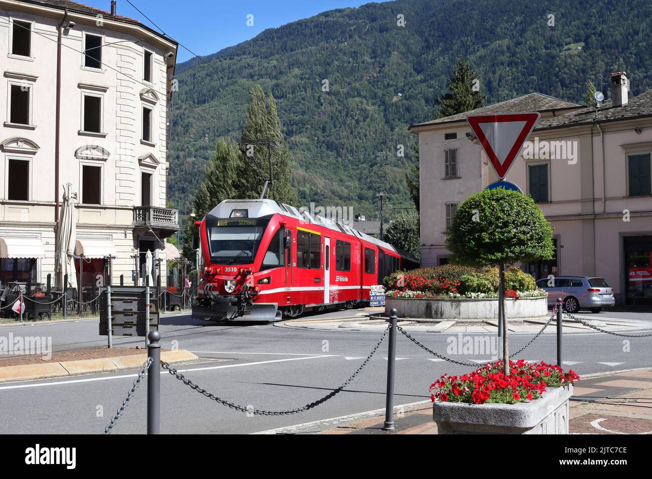 Die Rhätische Bahn 3510 fährt von Tirano weg und über einen Kreisverkehr auf der 22.8.22 mit einem St. Moritz-Service. Stockfoto