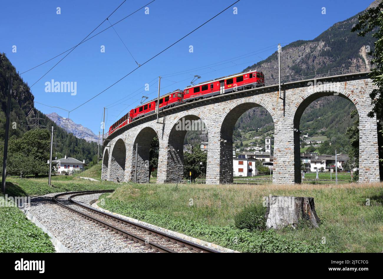 Service von Tirano nach St. Moritz auf dem Brusio Spiral Viadukt. Stockfoto