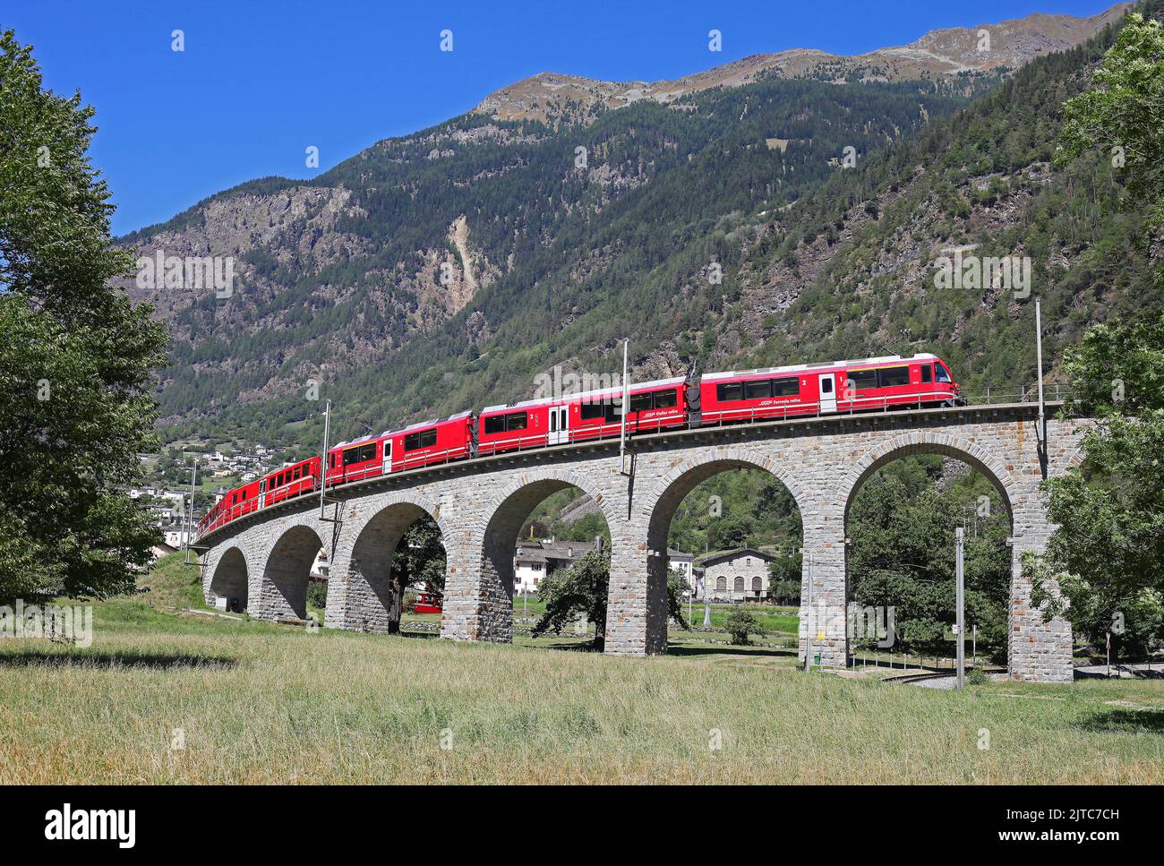 3502 fährt auf dem Brusio Spiral Viadukt einen Service von Tirano nach St. Moritz. Stockfoto