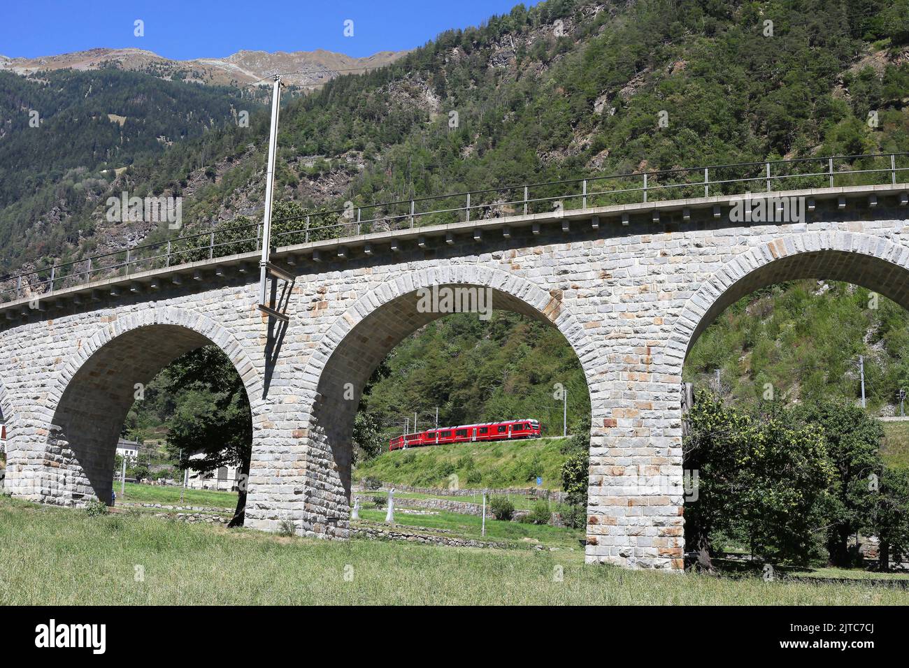 3513 wird auf der Rhätischen Bahn durch das Viadukt Brusio gerahmt Stockfoto