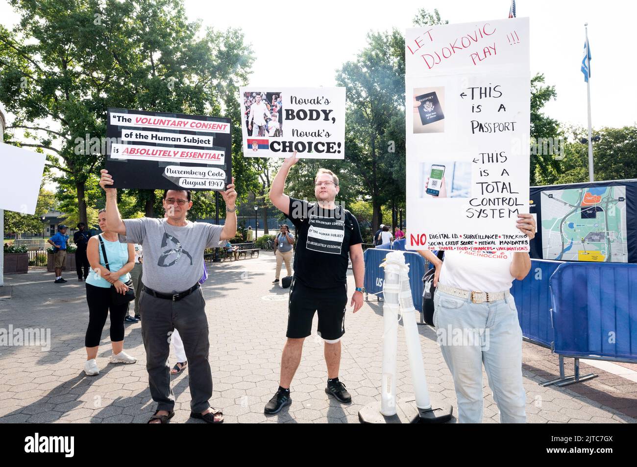 Flushing, Usa. 29. August 2022. Die Menschen halten Plakate mit den Worten: „Die freiwillige Zustimmung der Menschen ist absolut notwendig“, „Novaks Körper, Novaks Wahl!“ Und „Let Djokovic Play“ während des US Open Protests gegen pandemische Reisemandate (d. h. für geimpfte Reisende). Kredit: SOPA Images Limited/Alamy Live Nachrichten Stockfoto