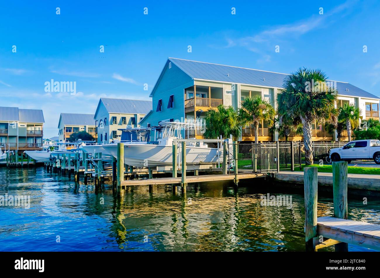 Pass Chateau Harbour Homes sind abgebildet von Dauphin Island Marina, 27. August 2022, in Dauphin Island, Alabama. Stockfoto