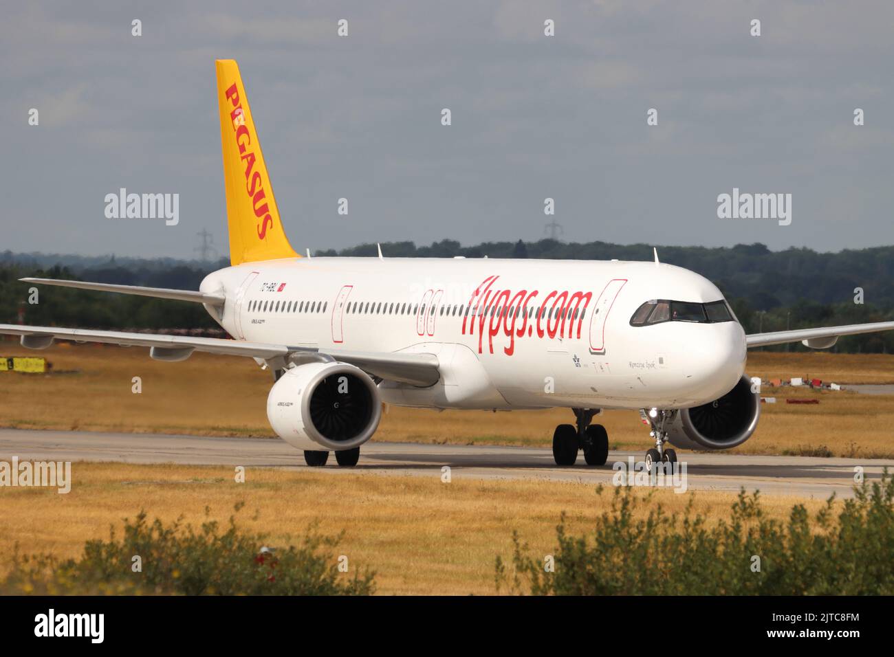 Pegasus Airways, Airbus A321 TC-RBL, Ankunft am Flughafen London Stansted, Essex, Großbritannien Stockfoto
