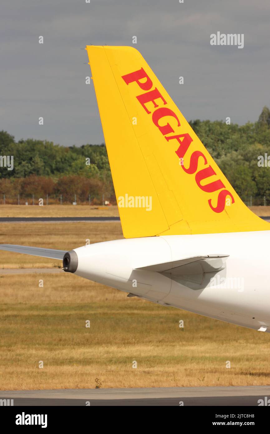Das Heck von Pegasus Airways, Airbus A321 TC-RBL, bei Ankunft am Flughafen London Stansted, Essex, Großbritannien Stockfoto