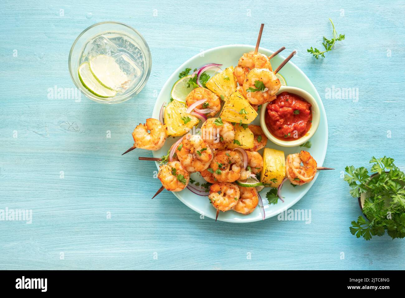 Spieße mit gegrillten Garnelen mit Ananas Stockfoto