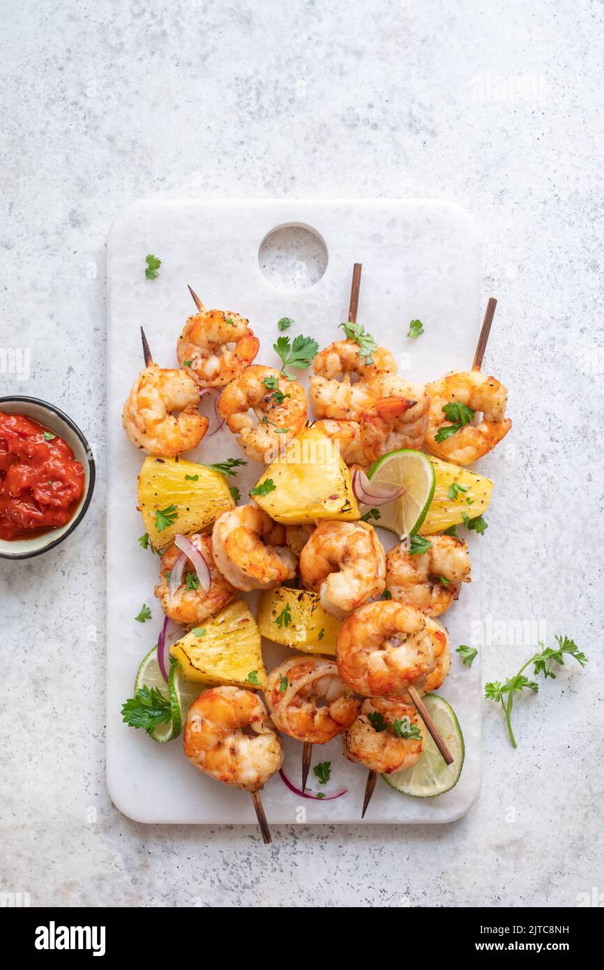 Spieße mit gegrillten Garnelen mit Ananas Stockfoto