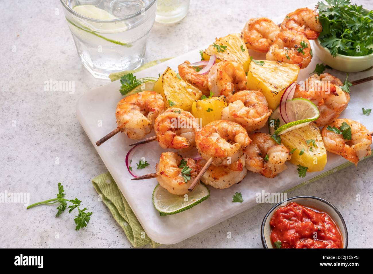 Spieße mit gegrillten Garnelen mit Ananas Stockfoto