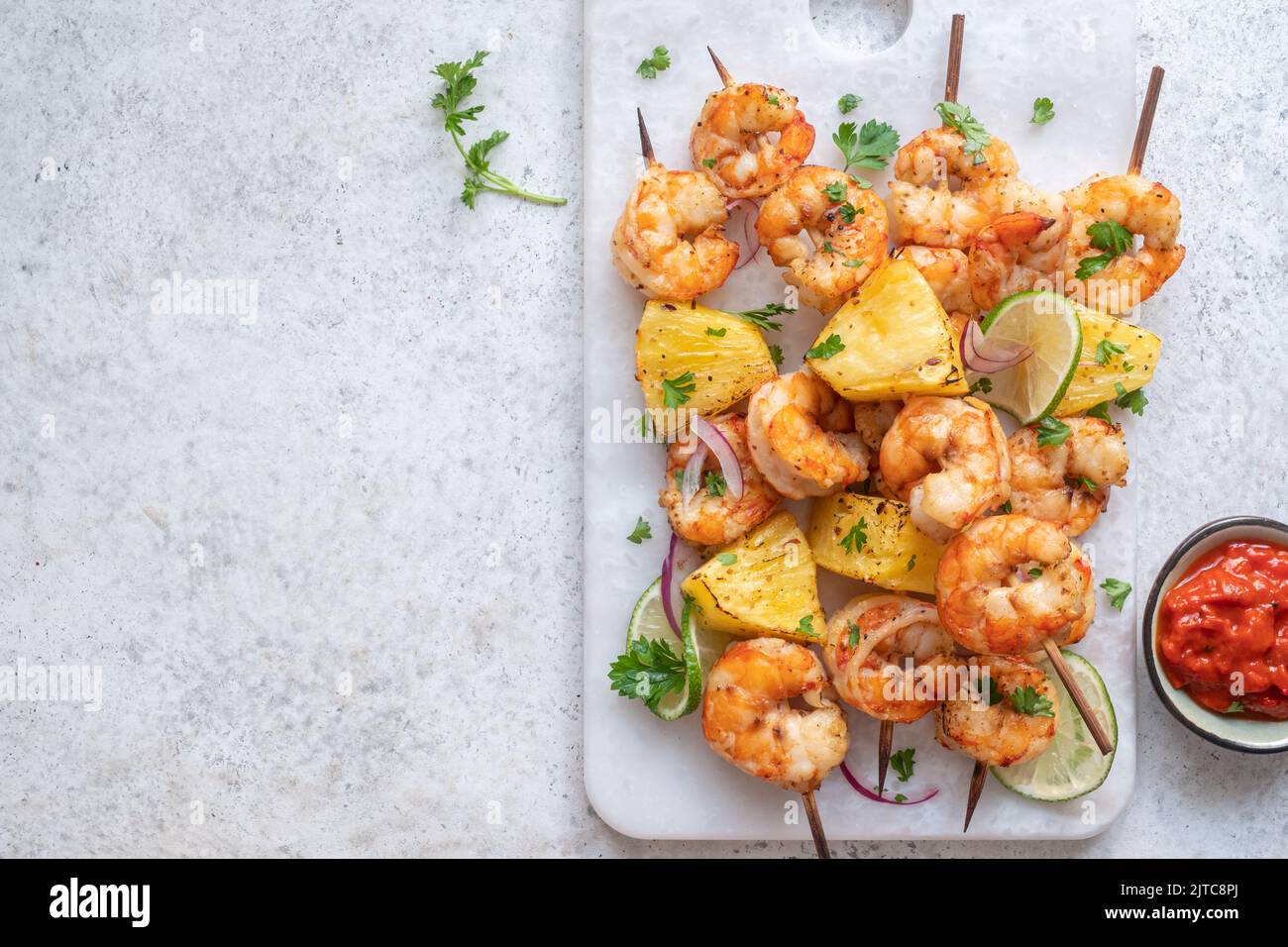 Spieße mit gegrillten Garnelen mit Ananas Stockfoto