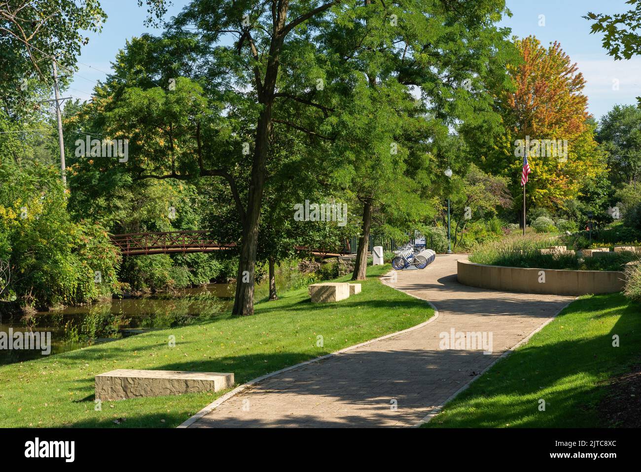 Fußweg entlang des historischen I und M Kanals in Lockport, Illinois. Stockfoto