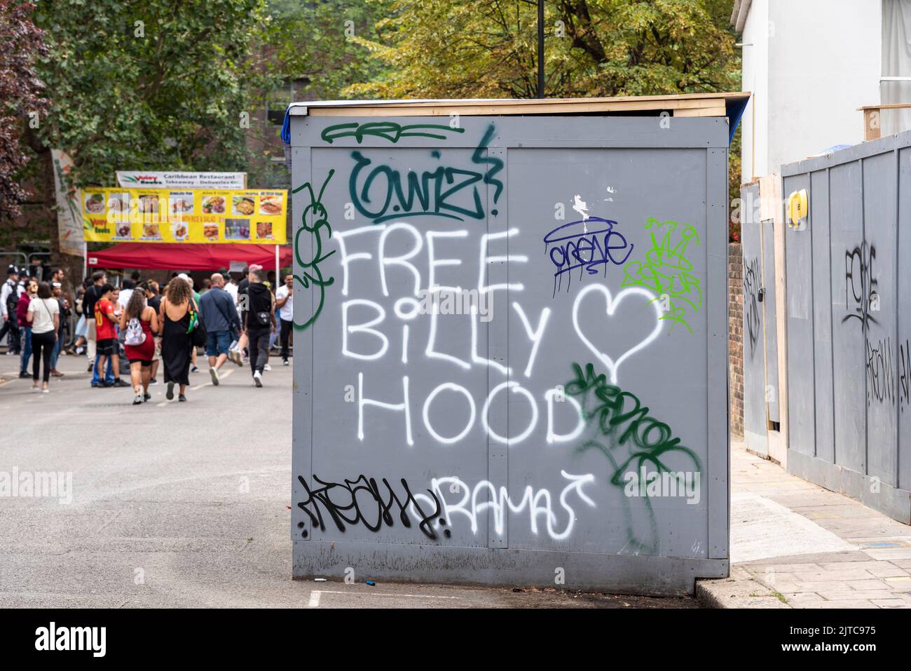 Temporäre Toiletten am Notting Hill Carnival mit kostenlosen Billy Hood-Graffiti. Billy Hood ist ein 24-jähriger Profi-Fußballer, der in Dubai zu 25 Jahren Haft verurteilt wurde. Stockfoto
