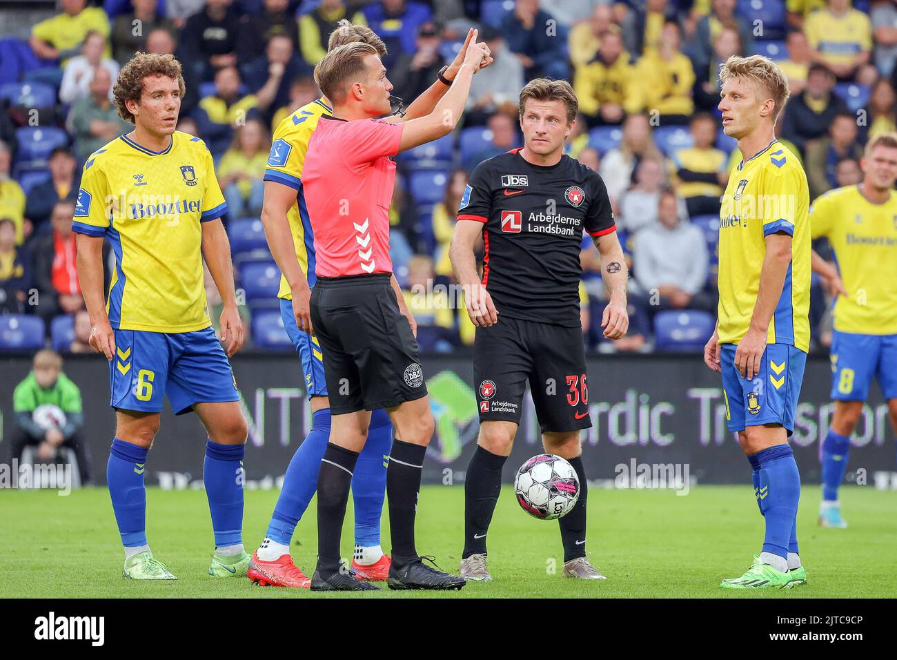 Brondby, Dänemark. 29. August 2022. Schiedsrichter Mikkel Redder gesehen während des Superliga-Spiels 3F zwischen Broendby IF und FC Midtjylland im Brondby Stadium. (Foto: Gonzales Photo/Alamy Live News Stockfoto