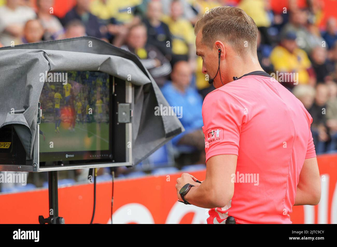 Brondby, Dänemark. 29. August 2022. Schiedsrichter Mikkel Redder überprüft den VAR-Monitor während des Superliga-Spiels 3F zwischen Broendby IF und FC Midtjylland im Brondby Stadium. (Foto: Gonzales Photo/Alamy Live News Stockfoto
