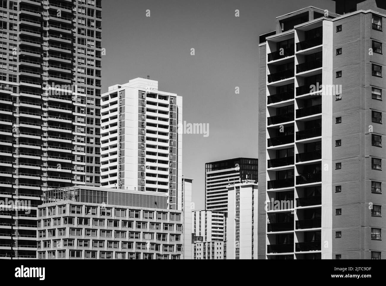 Schwarz-Weiß-Außenfoto von Stadtgebäuden Stockfoto