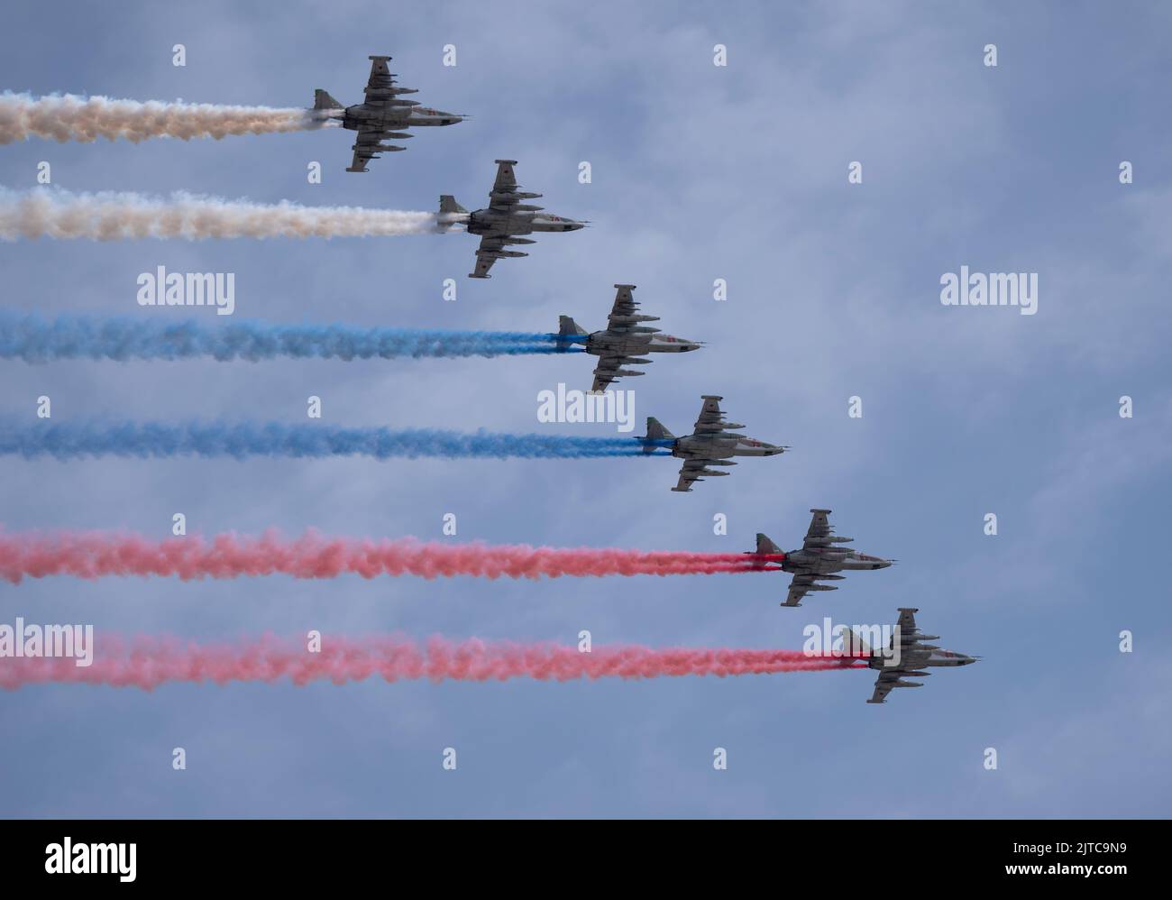 MOSKAU, RUSSLAND - 7. MAI 2022: Avia-Parade in Moskau. Die Gruppe der russischen Kämpfer Suchoi Su-25 mit der bemalten russischen Flagge am Himmel auf der Parade des Sieges Stockfoto