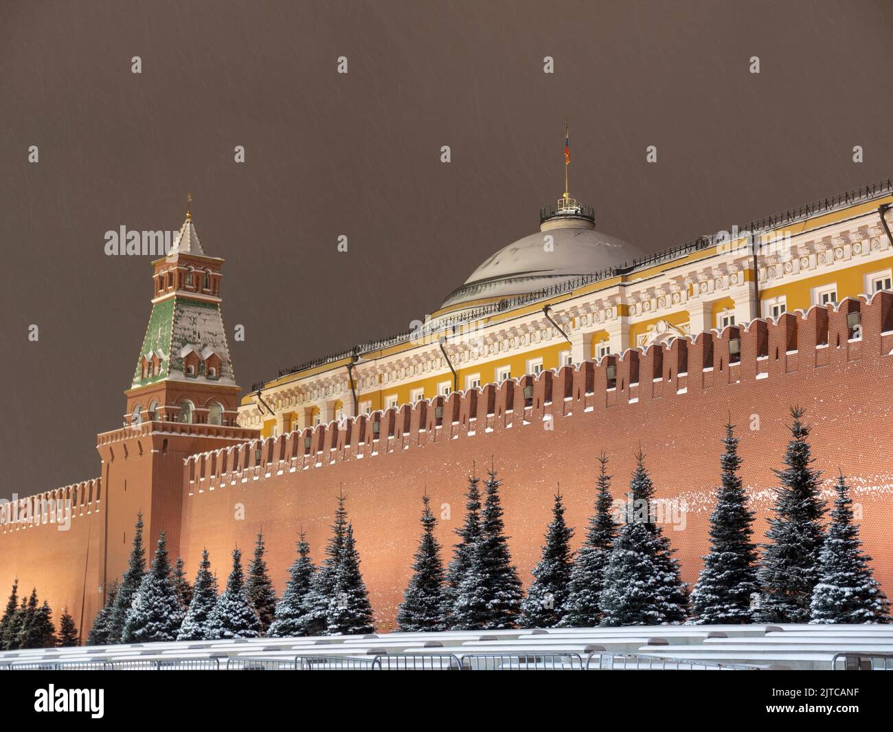 Kreml Moskau Kuppel des Senats Gebäude russische Flagge Tower. Stockfoto
