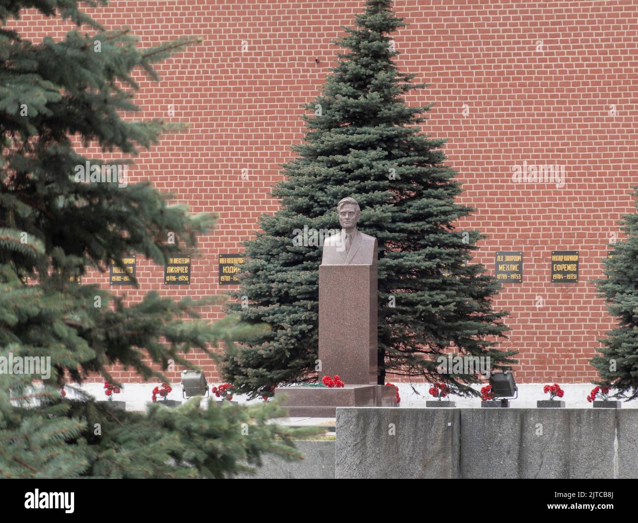 MOSKAU - JULE 27 Russland: Denkmal am Grab des sowjetischen Staatsmannes Michail Suslow in der Nekropole in der Nähe der Kremlmauer am Roten Platz. Stockfoto