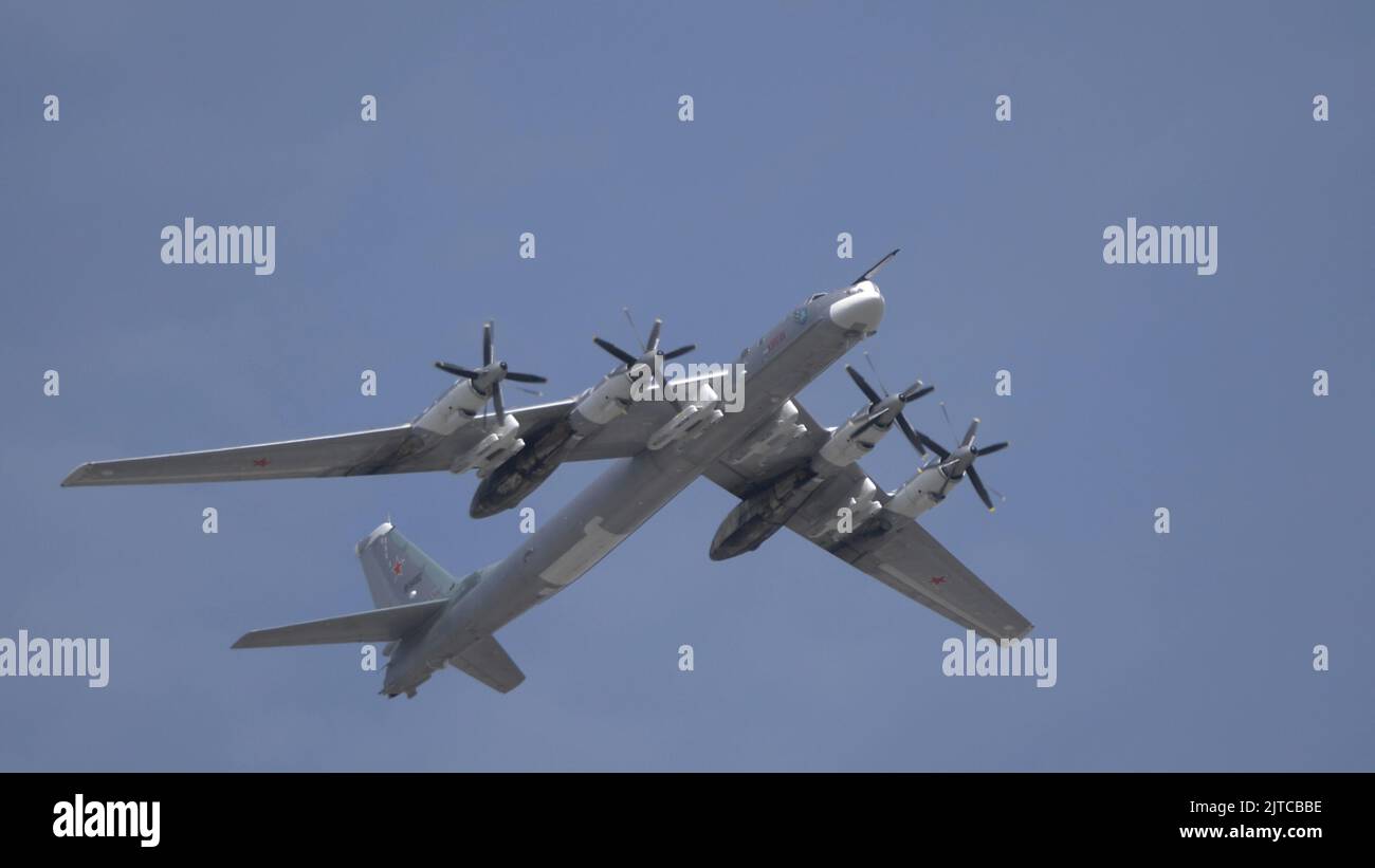 MOSKAU, RUSSLAND - 7. MAI 2021: Avia-Parade in Moskau. Strategische Bomber- und Raketenplattform TU-95 am Himmel auf der Siegesparade im Zweiten Weltkrieg in Mo Stockfoto