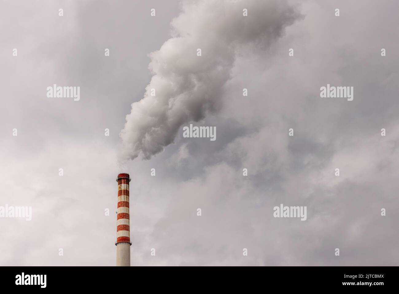 Kühlturm des Wärmekraftwerks, der Rauch freisetzt und CO2 reiche Emissionen freisetzt, die die Luft verschmutzen Stockfoto