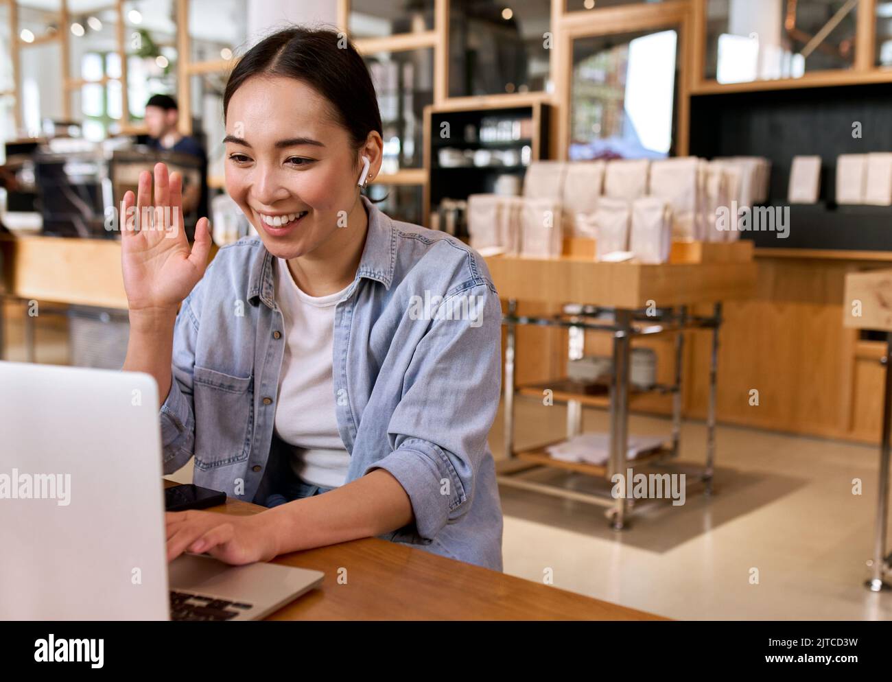 Junge asiatische Frau Student mit Laptop-Videoanrufe mit virtuellen Treffen. Stockfoto