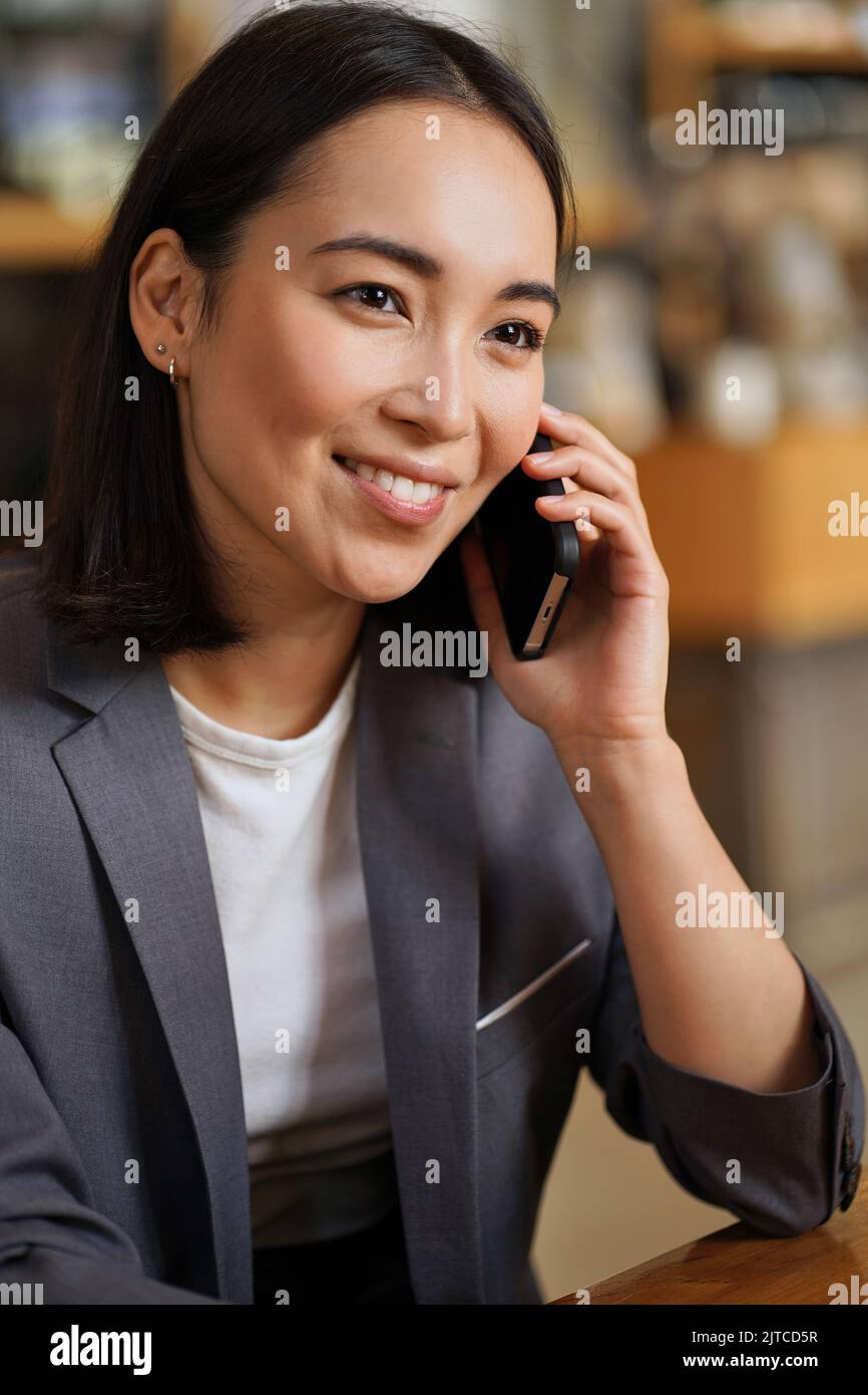 Glückliche asiatische junge Erwachsene Geschäftsfrau im Gespräch auf Handy telefonieren. Stockfoto