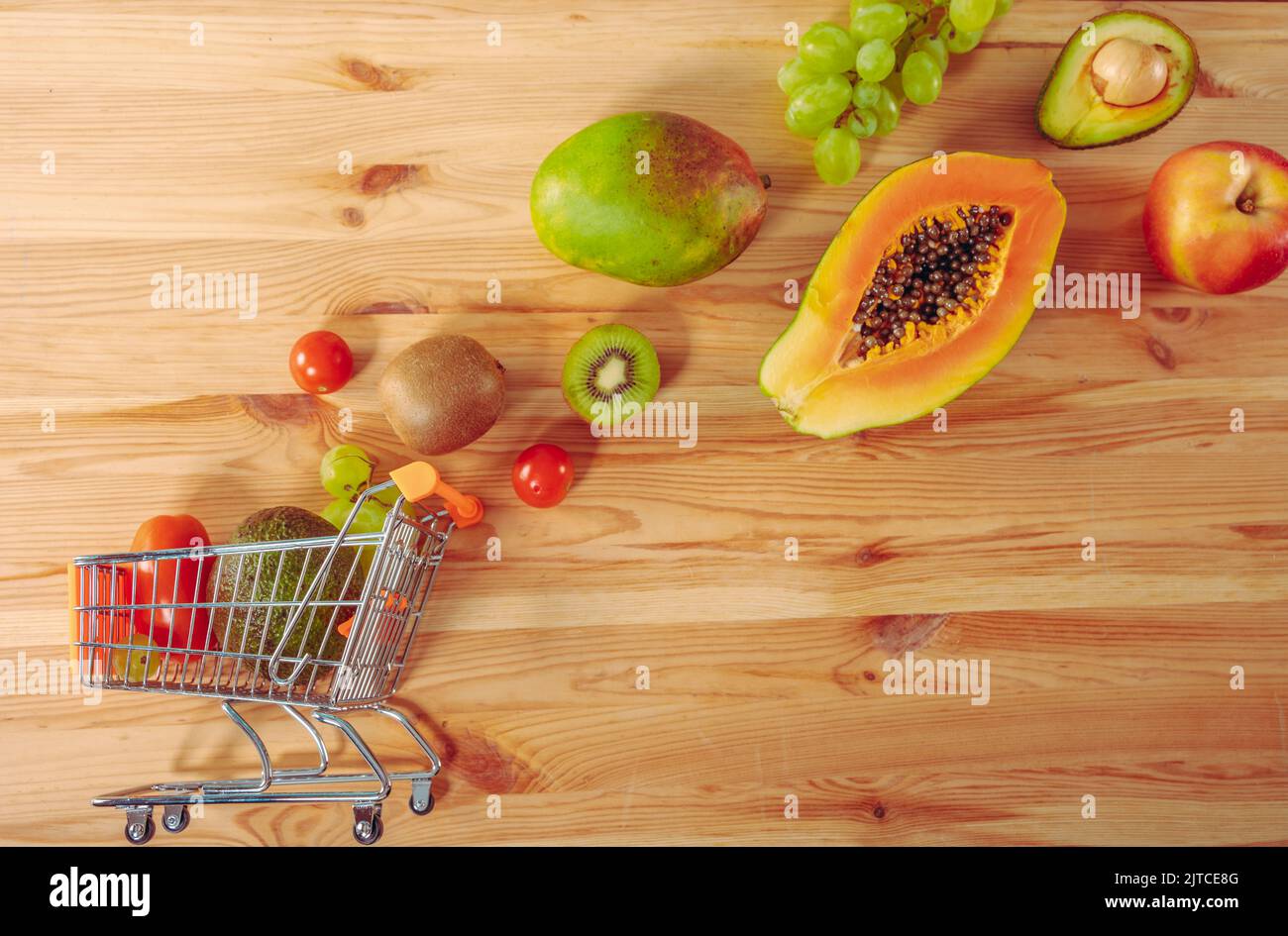 Einkaufswagen mit frischem Obst, fertig zum Anliefern Stockfoto