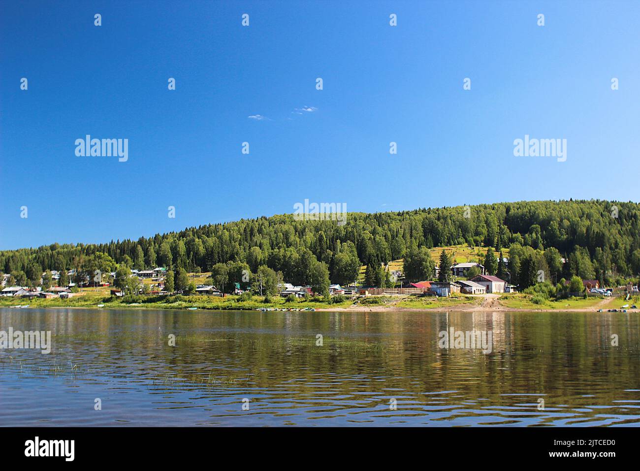 Kleine Sommerhäuser am Flussufer Stockfoto