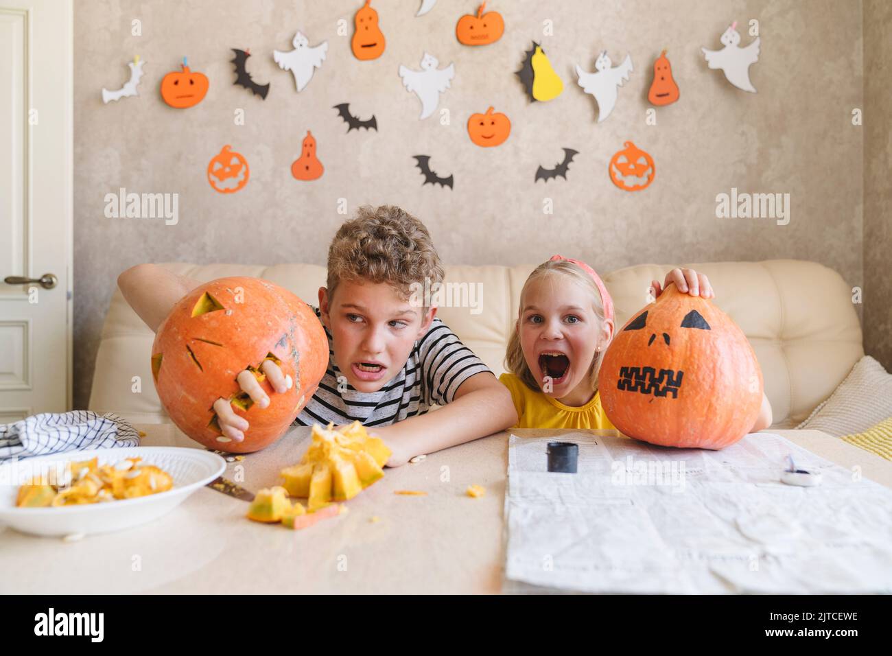 Lustige Kinder mit Kürbissen für Halloween. Stockfoto