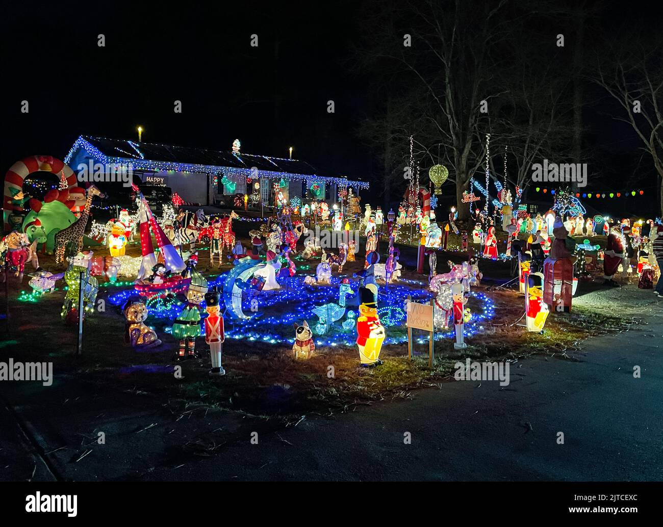 DULUTH, GA/USA - 24. DEZEMBER: Am 24. Dezember 2021 in Duluth, GA, ist der Rasen eines Hauses komplett mit Weihnachtsdekorationen und Lichtern bedeckt. Stockfoto