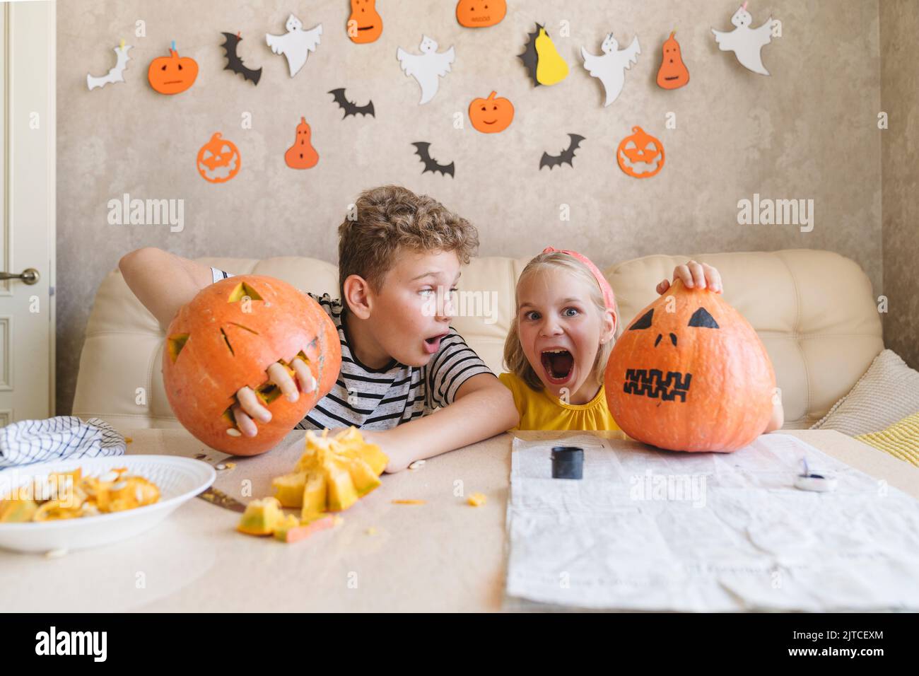 Lustige Kinder mit Kürbissen für Halloween. Stockfoto