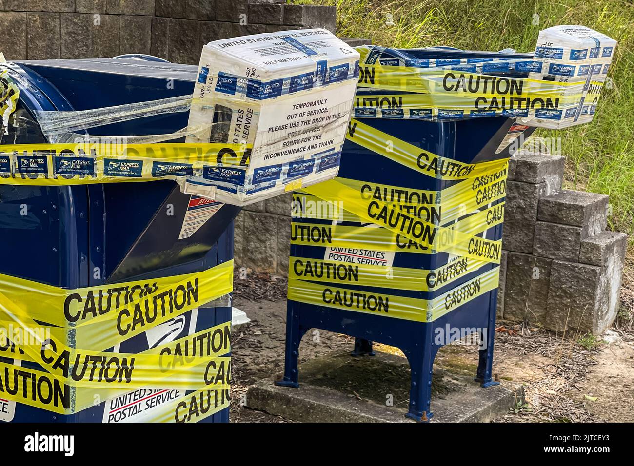 LAWRENCEVILLE, GA - 8. JULI 2022: Postfächer im Freien in einem Postamt werden am 8. Juli 2022 in Lawrenceville, GA, geschlossen und vorübergehend geschlossen. Stockfoto