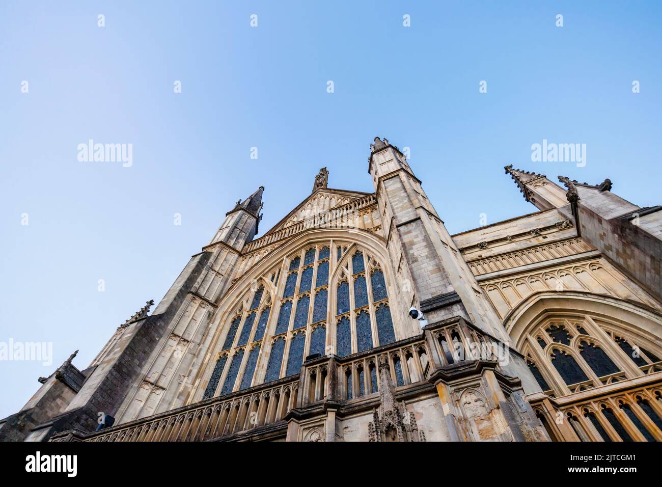 Westfront der Winchester Cathedral, Winchester, Hampshire, Südengland mit einem wolkenlosen blauen Himmel Stockfoto