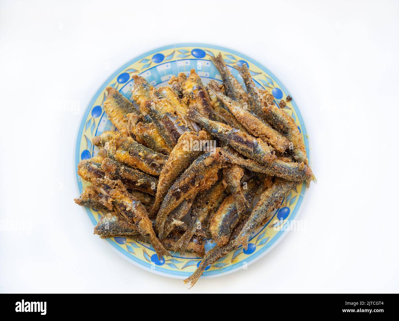 Gebratene Sardinen und Sardellen auf weißem Hintergrund Stockfoto
