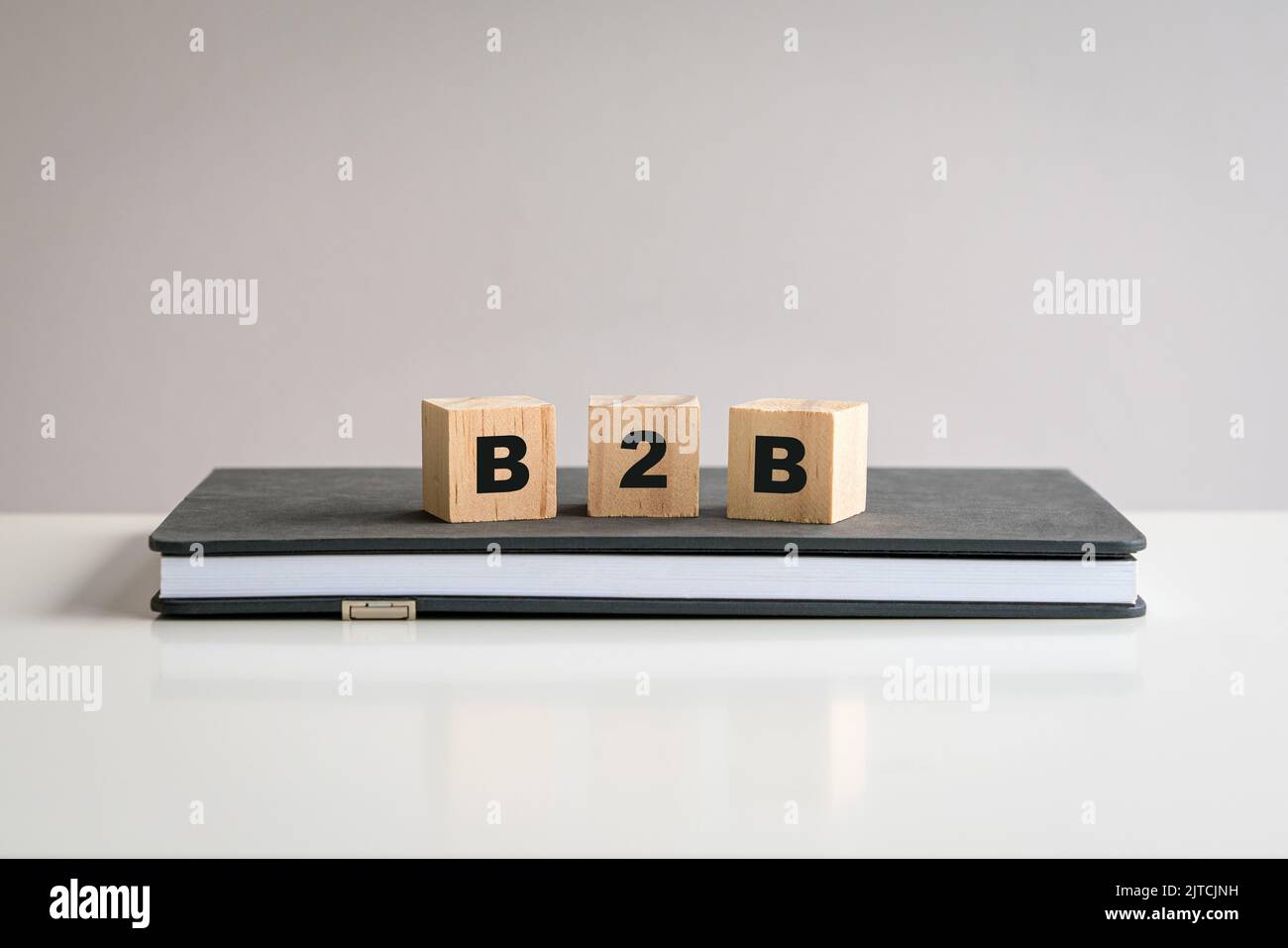 Konzept von B2B. Wort auf Holzwürfeln, auf dem Notizblock. Stockfoto