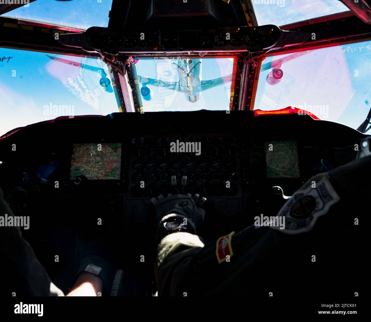 US Air Force 23. Expeditionary Bomb Squadron Pilots Capt. Alexander „Narco“ Chase (links) und 1. LT. Zach Siefker aus RAF Fairford, Großbritannien, pilotieren eine 23EBS B-52H Stratofortress in Richtung einer US Air Force 92./141. Air Betanking Wing KC-130 aus dem Fairchild Air Force Base, Washington, Für die Luftbetankung während einer Bomber Task Force-Mission über Rumänien 26. August 2022. Zwei B-52Hs der 23EBS integrierten Flugzeuge aus Rumänien und Griechenland, um ihre Präsenz als Global Strategic Bomber im Rahmen der vorgeplanten Bomber Task Force Europe-Missionsreihe zu demonstrieren. (USA Luftwaffe Foto Stockfoto