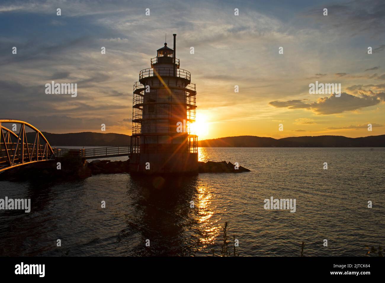 Kurzer, rot-weißer Leuchtturm am Hudson River, restauriert, die Sonne geht -16 unter Stockfoto