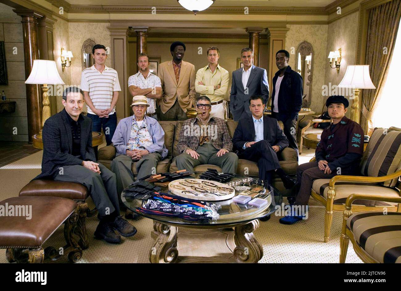 JEMISON, AFFLECK, REINER, CAAN, MAC, GOULD, PITT, CLOONEY, DAMON, CHEADLE, QIN, OCEAN'S THIRTEEN, 2007 Stockfoto