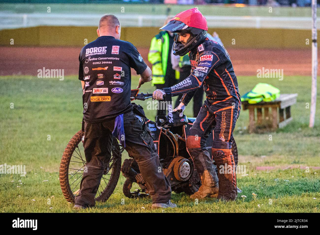 Luke Becker nach seinem Hitze-4-Motorausfall schiebt sein Fahrrad während des SGB-Premiership-Spiels zwischen Wolverhampton Wolves und Belle Vue Aces am Montag, den 29.. August 2022 im Monmore Green Stadium, Wolverhampton, an die Box. (Kredit: Ian Charles | MI News) Kredit: MI News & Sport /Alamy Live News Stockfoto