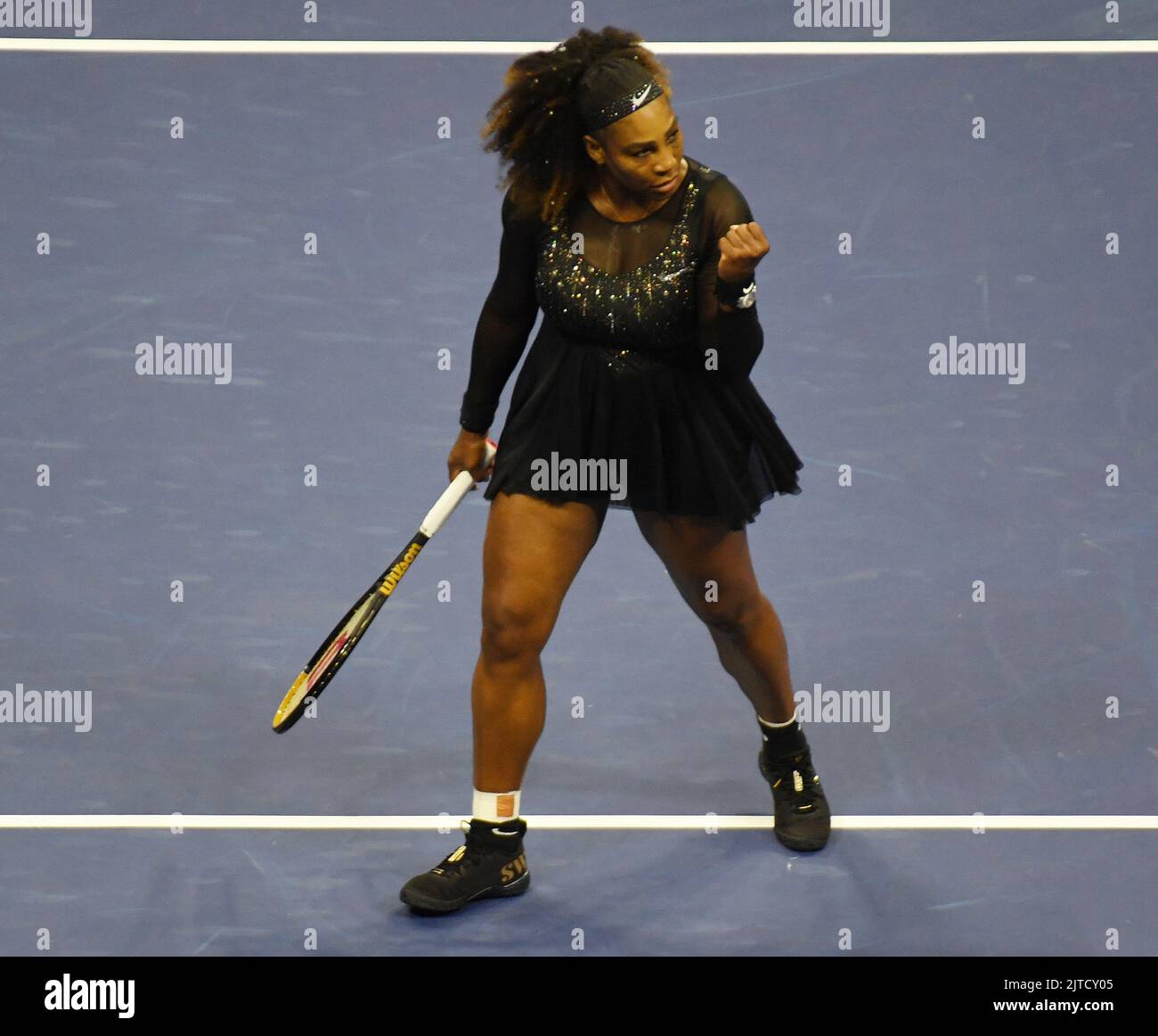 New York, Gbr. 29. August 2022. New York Flushing Meadows US Open Day 1 29/08/2022 Serena Williams (USA) spielt in einer typisch agressiven Pose Danka Kovinic (MNE) in der ersten Runde ihres letzten Turniers.Quelle: Roger Parker/Alamy Live News Stockfoto