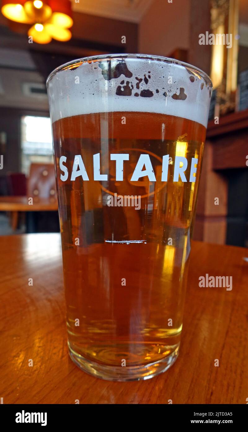 Ein Pint von Sailtaire Brewery, Saltaire Blonde Real Ale, aus Unit 7, County Workshops, Dockfield Rd, Shipley, West Yorkshire, England, Großbritannien, BD17 7AR Stockfoto