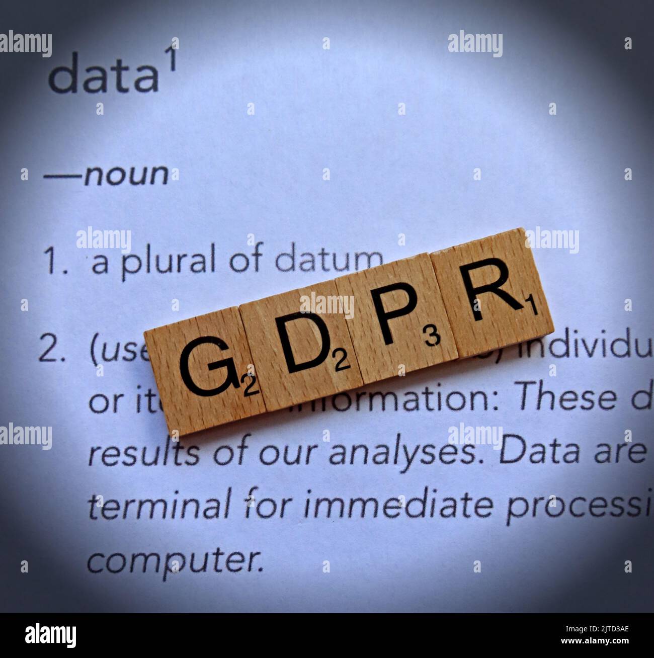 DSGVO-Sicherheit und Datenqualität, in Scrabble Letters geschrieben Stockfoto