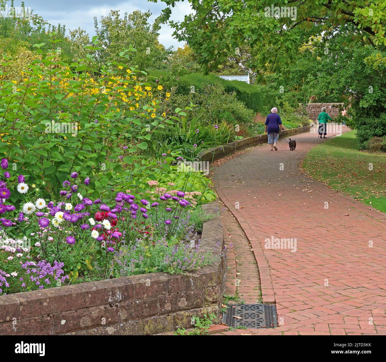 Ways, Walkers, Grappenhall Walled Garden, Grappenhall Heys, Warrington, Cheshire, England, Großbritannien Stockfoto