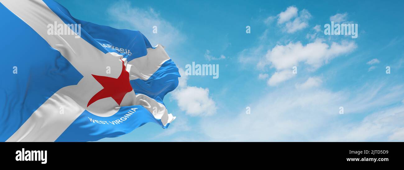 Offizielle Flagge von Clarksburg, West Virginia Unbanden Staaten von Amerika bei bewölktem Himmel Hintergrund bei Sonnenuntergang, Panoramablick. USA Reisen und patriotische Konzept Stockfoto